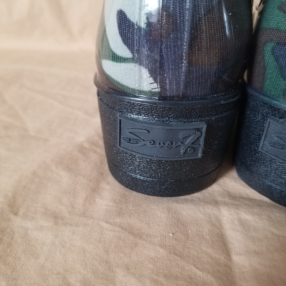 Seven7 Camo Rain Boots - Picture 4 of 7